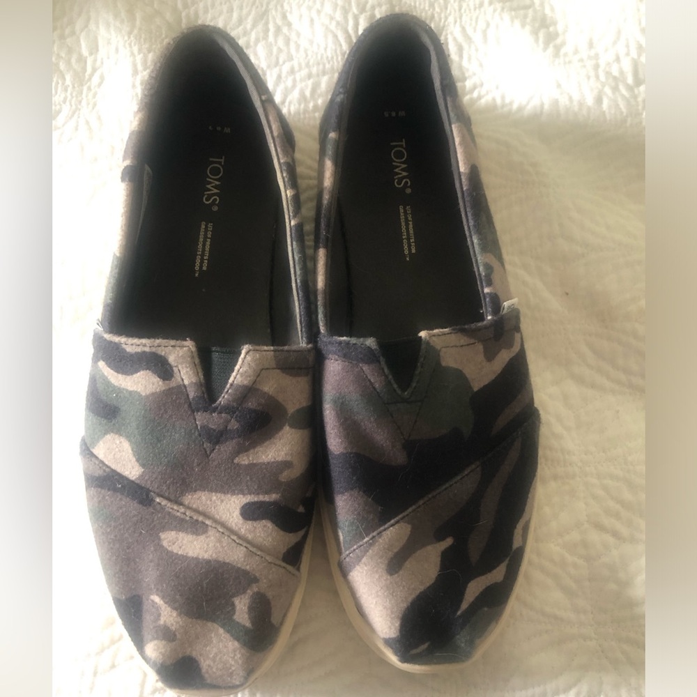 Toms, camo printed shoes, size 8.5W